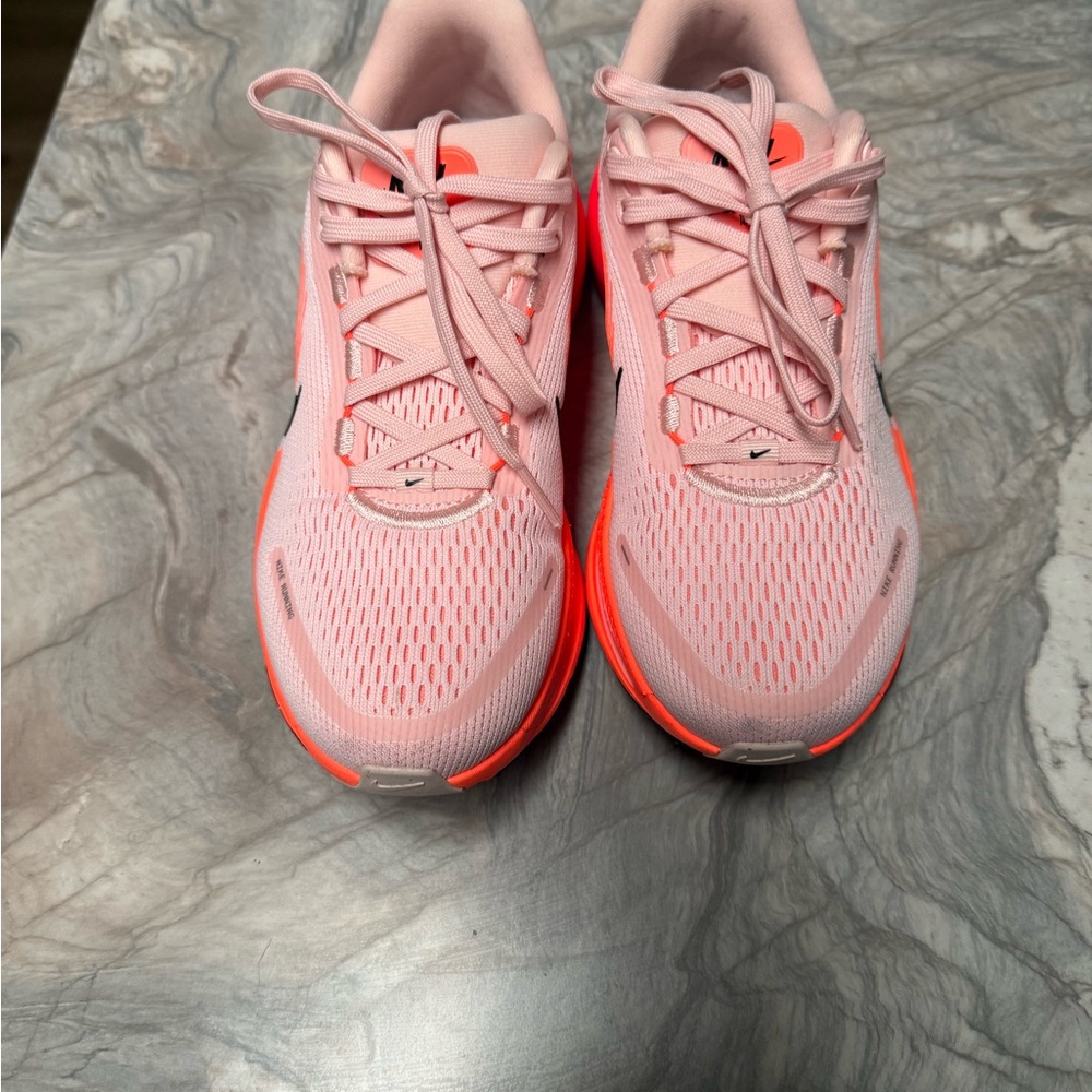 Nike Women's Vomero 18 Shoes - Picture 2 of 8